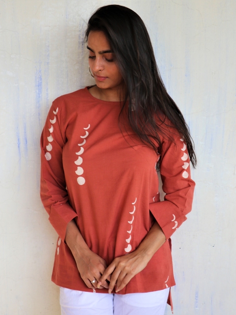 

Chidiyaa Women Rust Pure Cotton Geometric Print High-Low Top