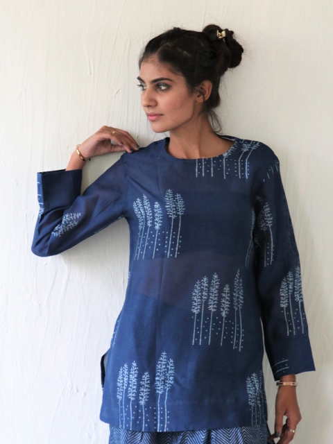 

Chidiyaa Women Blue Pure Cotton Print Longline Top