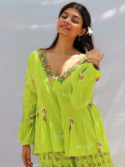 

Chidiyaa Green Floral Striped Top
