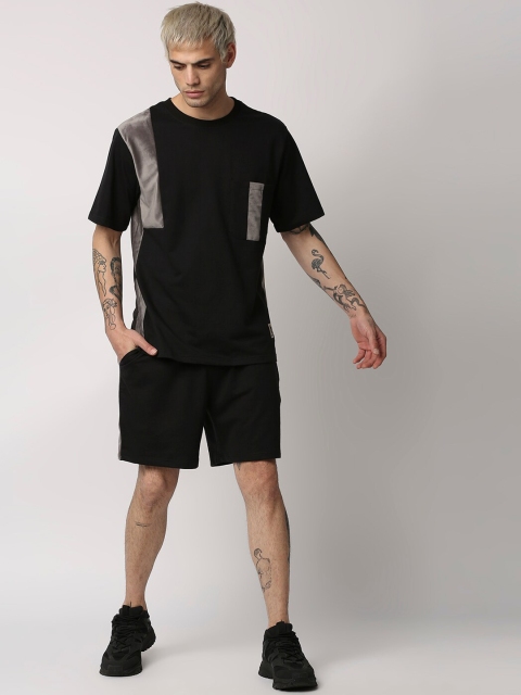 

Blamblack Men Black & Grey Colourblocked Co-Ords