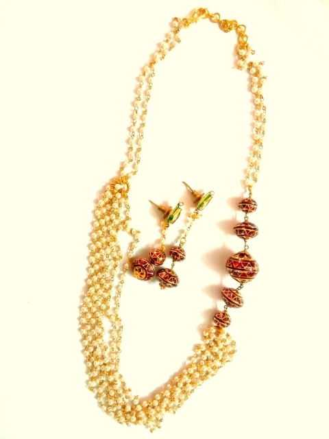 

Runjhun Gold-Plated White & Maroon Stone-Studded & Pearl Beaded Jewellery Set