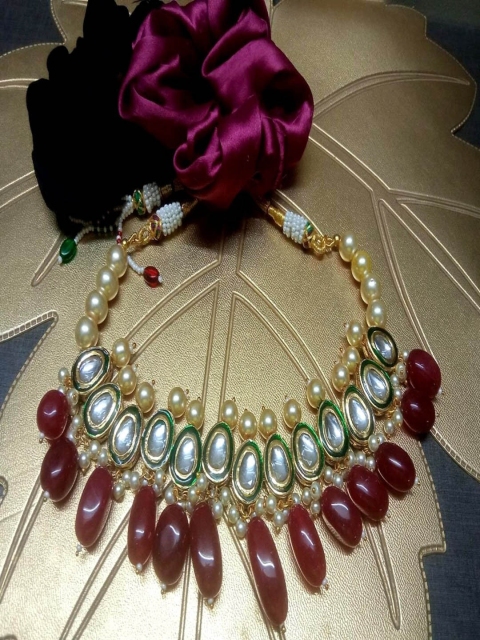 

Runjhun Gold-Plated White & Maroon Kundan-Studded & Pearl Beaded Jewellery Set
