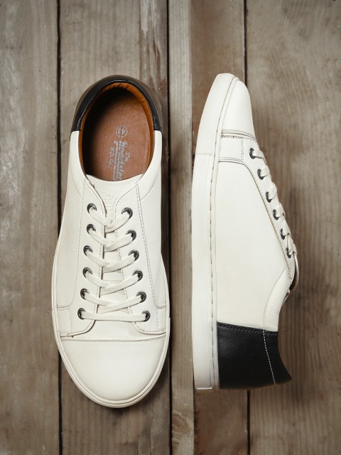 

Roadster Men White & Black Sneakers