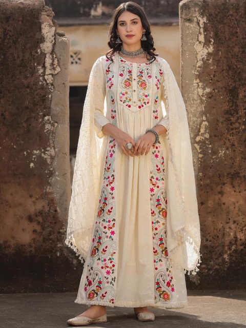 

SCAKHI Women Off White Ethnic Motifs Printed White Romance Dobby Kurta