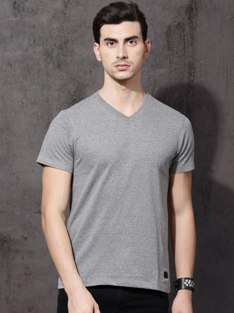 

Roadster Men Grey Solid V-Neck T-shirt