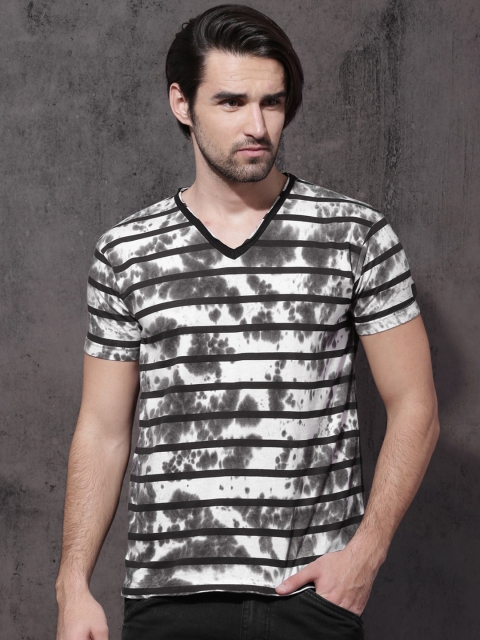 

Roadster Men Grey Striped Round Neck T-shirt