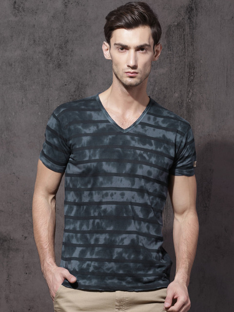 

Roadster Men Blue Striped V-Neck T-shirt