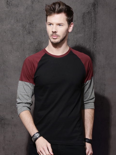 

Roadster Men Black Solid Round Neck T-shirt