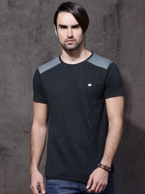 

Roadster Men Blue Solid Round Neck T-shirt