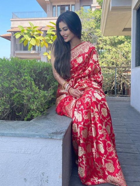 

Zabukee Red & Gold-Toned Floral Zari Silk Blend Banarasi Saree