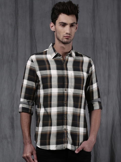 

WROGN Men Black & Grey Relaxed & Smart Fit Checked Casual Shirt