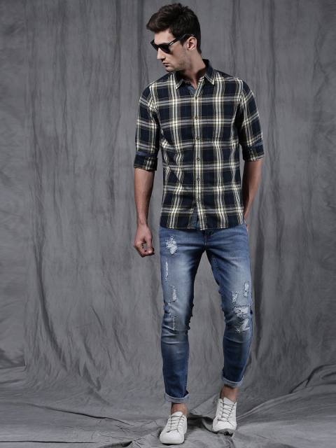 

WROGN Men Navy Blue & White Relaxed & Smart Fit Checked Casual Shirt