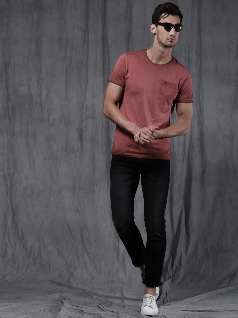 

WROGN Men Maroon Solid Round Neck T-shirt