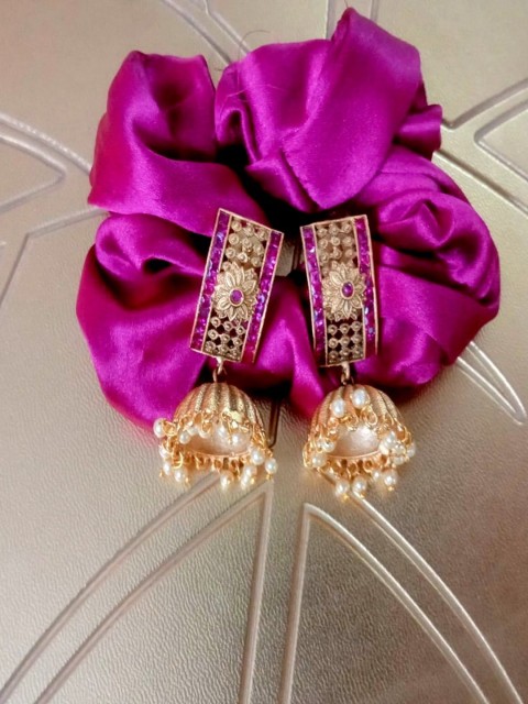 

Runjhun Gold-Toned & Pink Dome Shaped Jhumkas Earrings