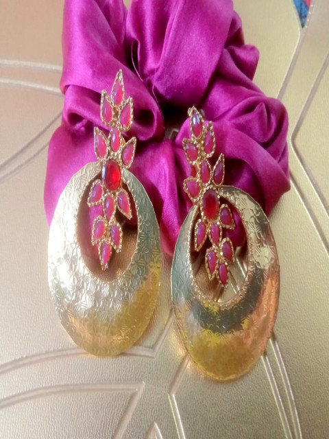 

Runjhun Women Pink & Gold-Toned Contemporary Drop Earrings