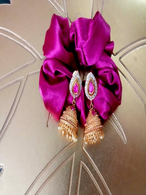 

Runjhun Women Pink & Gold-Toned Dome Shaped Jhumka Earrings
