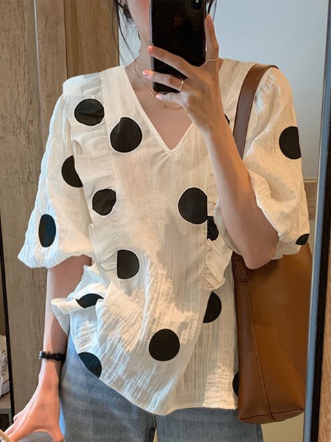 

La Aimee White Geometric Print Extended Sleeves Top