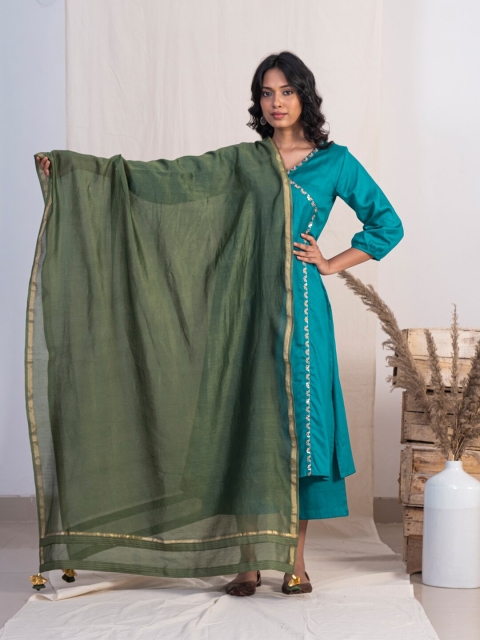 

AKISO Women Olive Green & Gold Solid Silk Blend Chanderi Dupatta