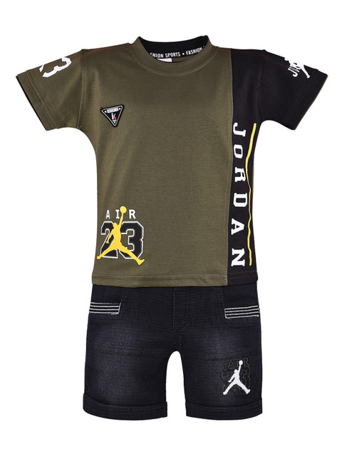 

Wish Karo Boys Green & Black Printed T-shirt with Shorts