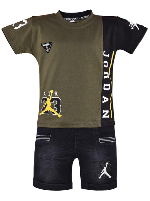 

Wish Karo Boys Green & Black Printed T-shirt with Shorts