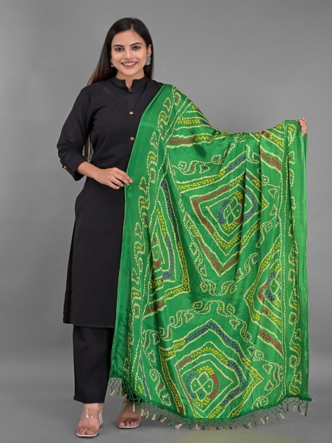 

Apratim Green & Yellow Printed Bandhani Dupatta