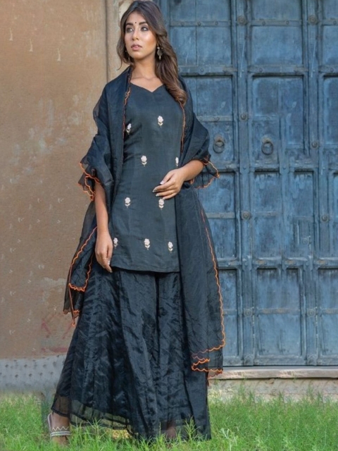 

HOUSE OF JAMOTI Women Teal Embroidered Straight Kurti with Skirt & With Dupatta