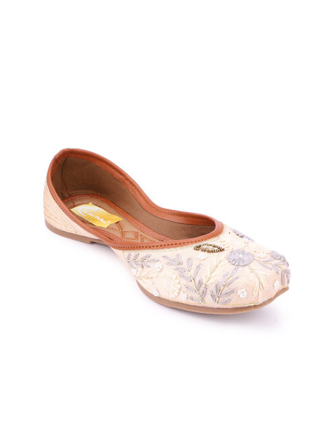 

The Desi Dulhan Women Peach-Coloured Printed Ethnic Mojaris Flats