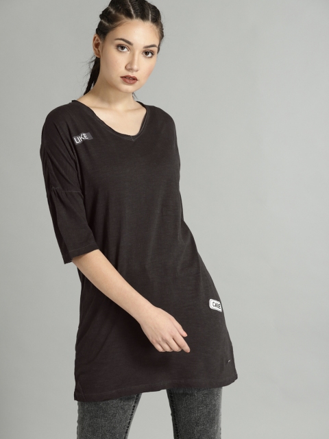 

Roadster Women Black Solid V-Neck Longline T-shirt