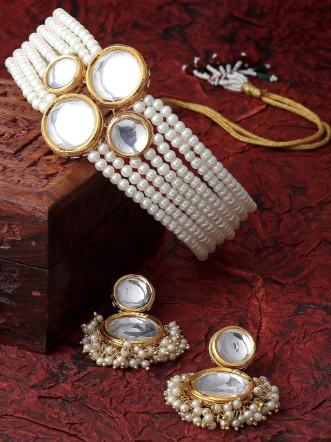 

KARATCART Gold-Plated White Kundan-Studded & Pearls Beaded Jewellery Set