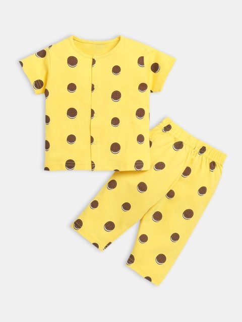 

Hopscotch Unisex Kids Yellow & Brown Printed Night suit