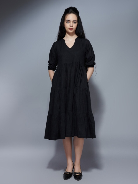 

the kaatn trail Women Black Empire Midi Dress