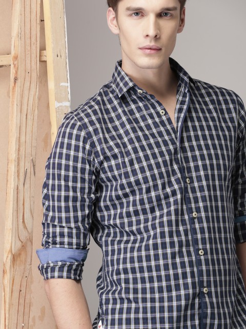 

INVICTUS Men Blue & White Slim Fit Checked Casual Shirt