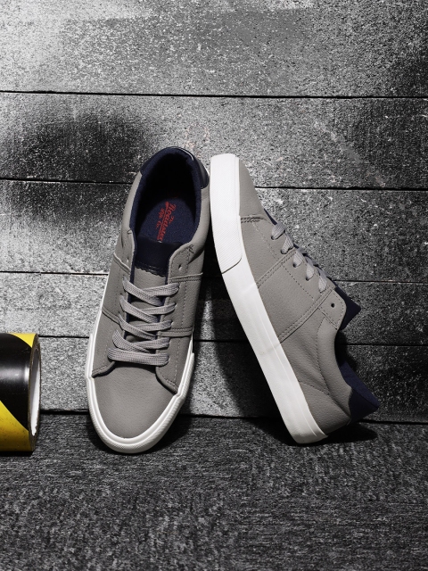 

Roadster Men Grey Sneakers