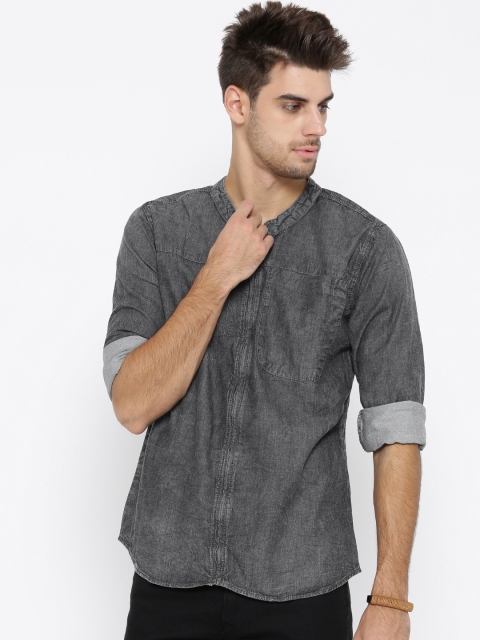 

Roadster Men Grey Solid Denim Shirt