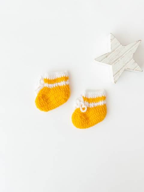 

The Original Knit Kids Off White & Yellow Printed Knitted Booties