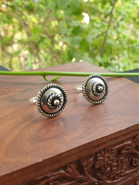 

FIROZA Set of 2 Oxidised Silver-Toned Circular Toe Rings