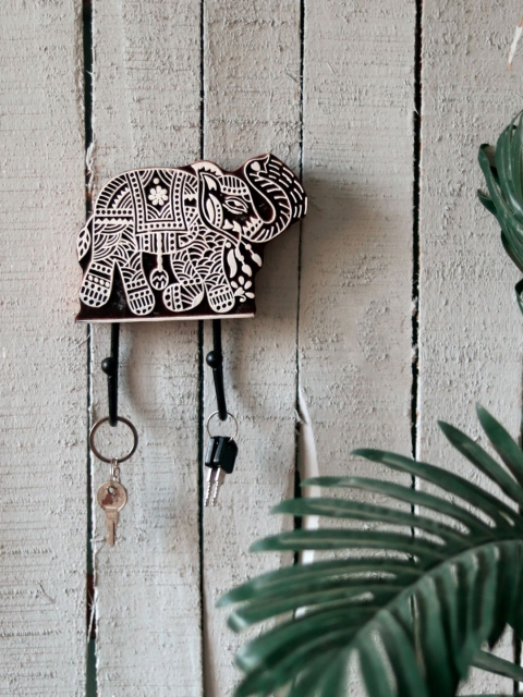 

Unravel India Brown & White Textured Elephant Motif Hook Key Holder