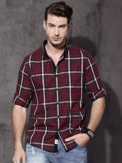 

Roadster Men Red & Black Regular Fit Checked Casual Shirt