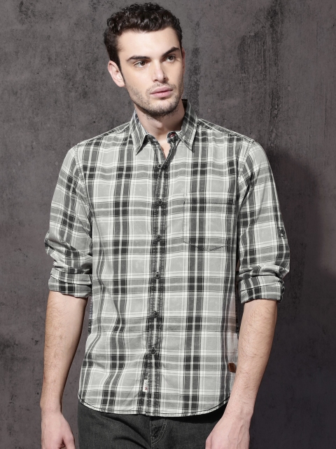 

Roadster Men Grey & Black Regular Fit Checked Casual Shirt