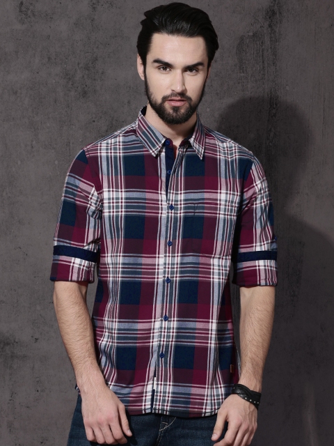

Roadster Men Navy Blue & Maroon Regular Fit Checked Casual Shirt