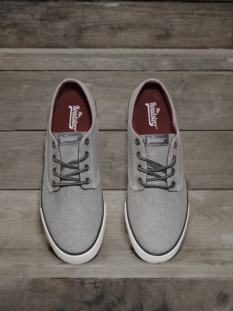 

Roadster Men Grey Sneakers