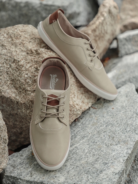 

Roadster Men Beige Sneakers