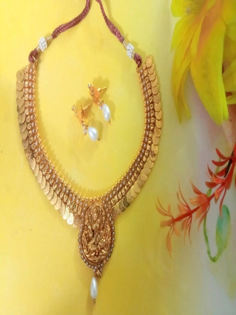 

Runjhun Gold-Plated Artificial Stones Studded Jewellery Set