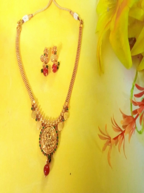 

Runjhun Women Gold-Plated & Red Kundan Studded Jewellery Set