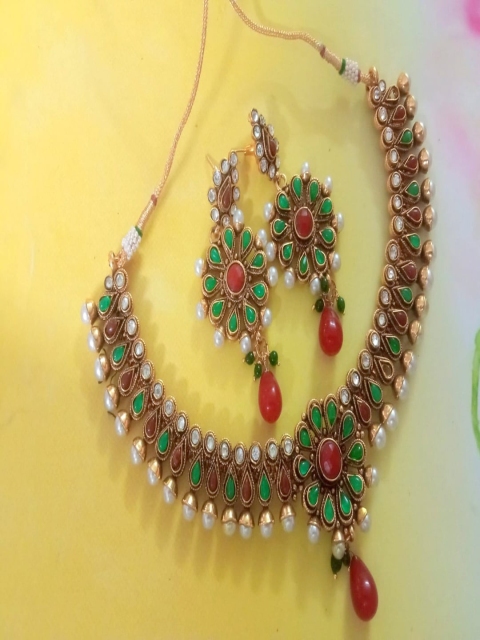 

Runjhun Gold-Plated Green & White Kundan Studded & Beaded Jewellery Set