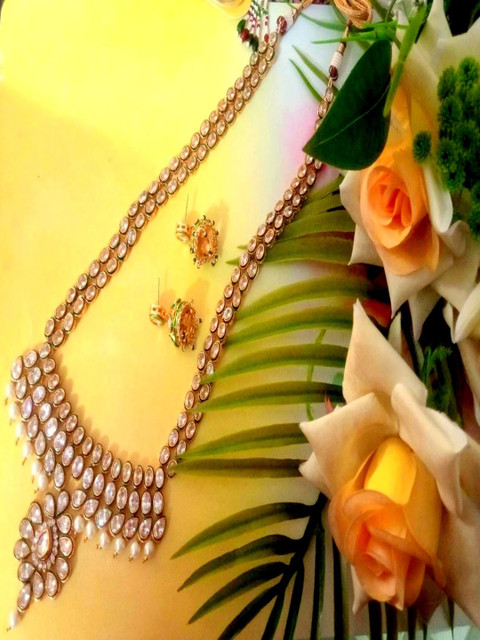 

Runjhun Gold-Plated White Kundan Stones Studded Jewellery Set