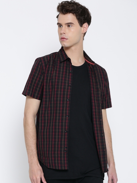 

United Colors of Benetton Men Black & Red Slim Fit Checked Casual Shirt