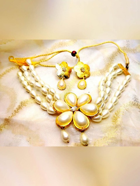

Kshitij Jewels Women Gold-plated White Artificial Stones & Beaded Jewellery Set