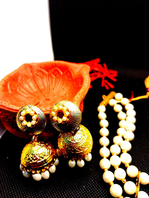 

Kshitij Jewels Gold-Plated White Beaded Jewellery Set