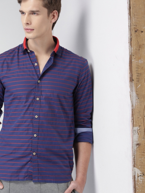 

INVICTUS Men Navy Blue & Red Slim Fit Striped Casual Shirt